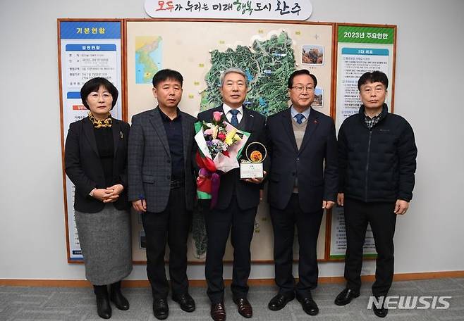 [완주=뉴시스] 아데카코리아 주식회사 타카하시 신 대표와 유희태 완주군수 등이 기념촬영을 하고 있다.  *재판매 및 DB 금지