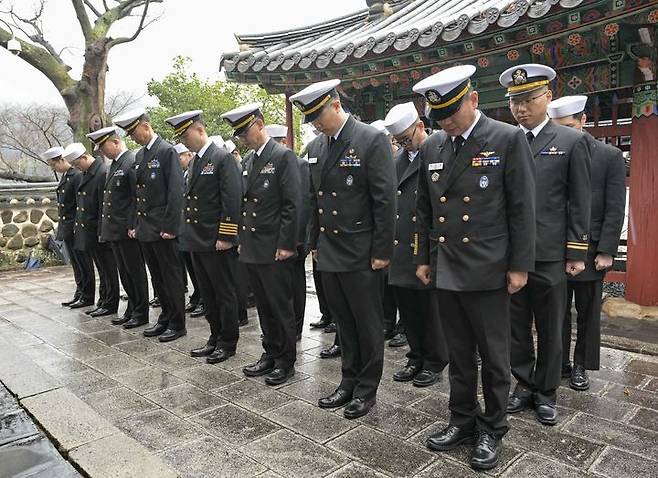 [부산=뉴시스] 해군작전사 장병 30여 명이 지난 15일 충무공의 위패를 모신 경남 남해군 설천면 충렬사를 참배하고 있다. (사진=해작사 제공) *재판매 및 DB 금지