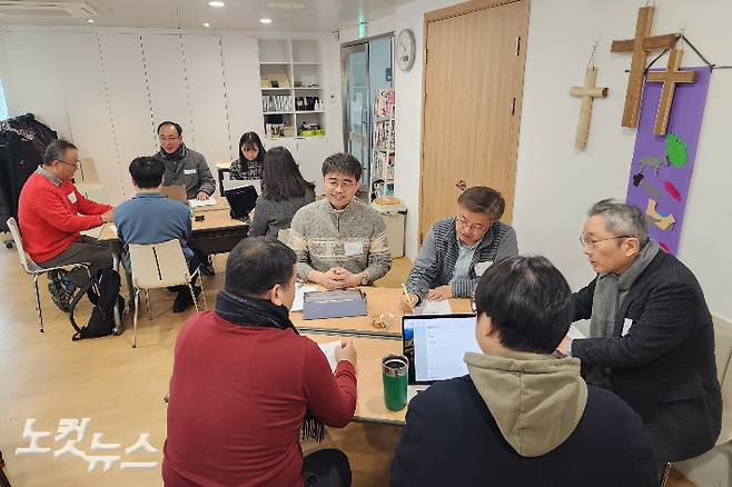 참가자들이 '한국교회 복음주의자들의 고백문' 초안을 위한 조별 토의를 진행하고 있다. 최종 고백문은 2024년 1월 31일 한글과 영문으로 완성되어, 국제 로잔위원회와 한국 로잔대회준비위원회에 전달될 예정이다.