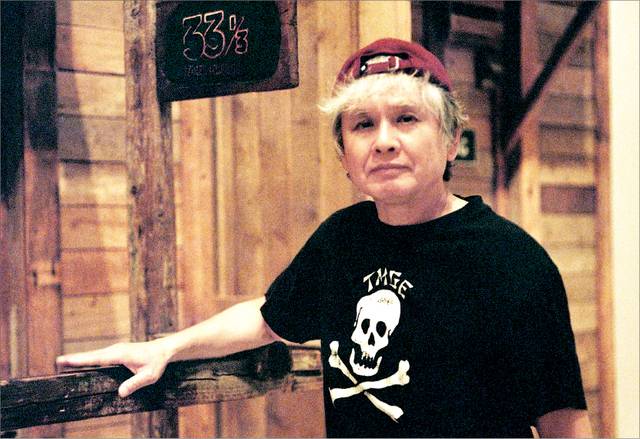 고교시절 만들었던 ‘록카페 33 ⅓’을 복원한 건물 앞에 서 있는 나라 요시토모. 코노 유리카