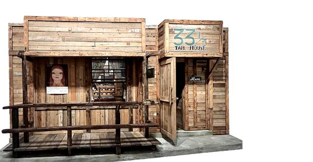 고교시절 만들었던 ‘록카페 33 ⅓’을 실물 크기로 재현한 목조건물(2023년). 실제 건물은 1980년대 철거됐다.