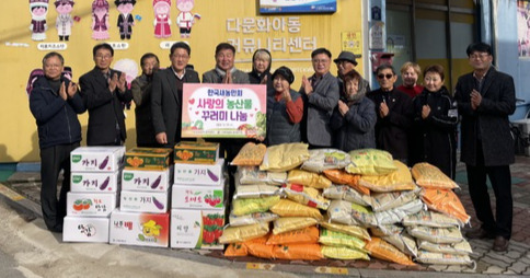 고성신 광주농협본부장(왼쪽 네번째부터)과 노홍기 한국새농민중앙회 광주광역시지회장 등이 고려인마을 주민들에게 농산물 꾸러미를 전달하고 있다.