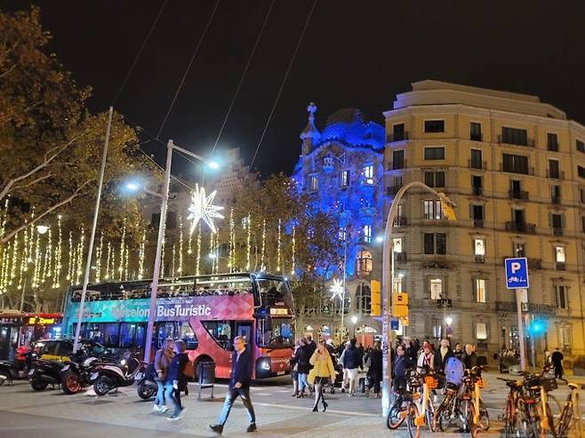 바르셀로나 파세오데그라시아 거리와 크리스마스 트리. 필자 제공