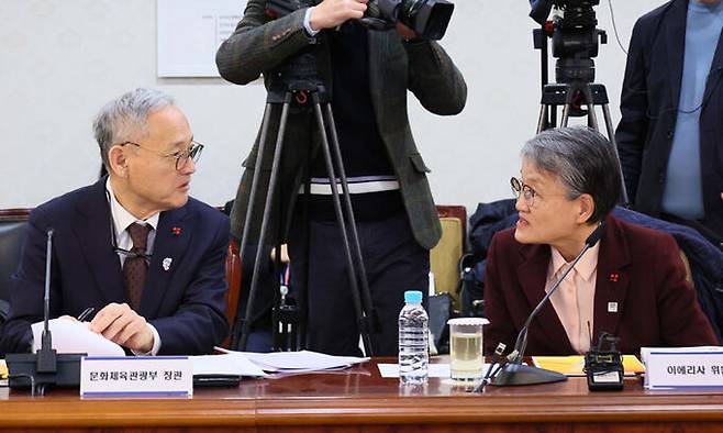 유인촌(왼쪽) 문화체육관광부 장관이 20일 정부서울청사에서 열린 제1차 국가스포츠정책위원회에서 이에리사 국가스포츠정책위원회 민간 위원장과 대화를 하고 있다. 문화체육관광부 제공