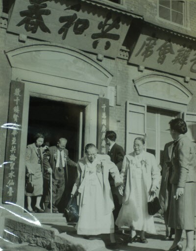 짜장면이라는 이름을 붙여 최초로 판매한 중국음식점은 인천 차이나타운에 있는 ‘공화춘’이다. 신해혁명으로 중화민국이 들어선 것을 기념하기 위해 음식점 이름을 ‘공화국의 봄’공화춘(共和春)이라고 지었다고 전해진다. 사진은 1950년대 공화춘의 모습니다. 사진 : 서울신문 DB.