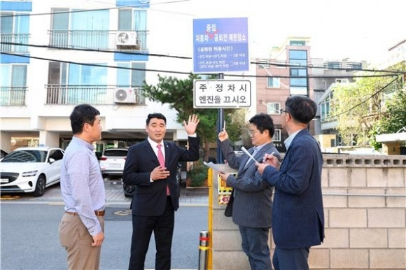 사진은 故 박환희 서울시의원이 생전 당시 서울시 자동차 공회전 제한표지판 설치와 관련해 현장답사한 모습.