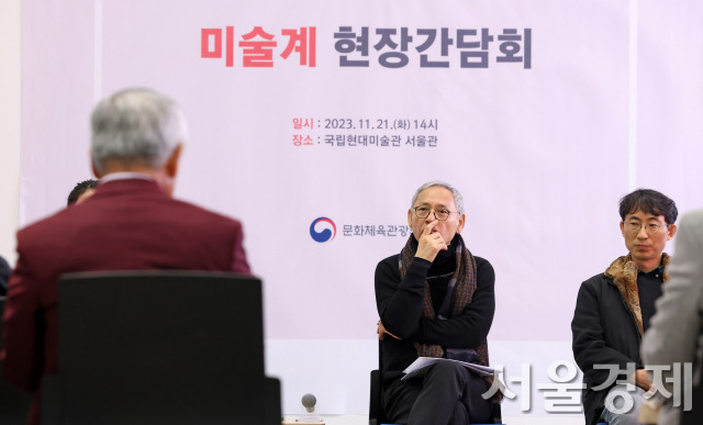 유인촌 장관이 지난달 열린 ‘미술계 현장간담회’에서 참석자의 발언을 듣고 있다. 사진 제공=문체부