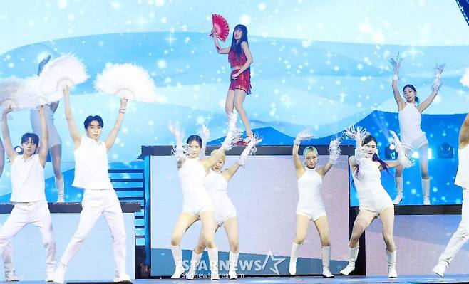 가수 권은비가 지난 14일 필리핀 아레나에서 열린 '2023 아시아 아티스트 어워즈 인 필리핀'(2023 Asia Artist Awards IN THE PHILIPPINES, 이하 '2023 AAA')에서 멋진 무대를 선보이고 있다.  권은비는 '2023 AAA'에서 AAA 베스트 뮤지션을 수상했다.  '2023 AAA'는 스타뉴스가 주최하고 Asia Artist Awards 조직위원회, TONZ 엔터테인먼트, PULP Live World가 공동 주관한다. 그룹 아이브(IVE) 장원영, 가수 강다니엘, 그룹 제로베이스원 성한빈이 MC를 맡았다. /사진=김창현