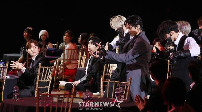 배우 이준호가 14일 필리핀 아레나에서 열린 '2023 아시아 아티스트 어워즈 인 필리핀'(2023 Asia Artist Awards IN THE PHILIPPINES, 이하 '2023 AAA')에서 더보이즈 무대를 감상하고 있다.  '2023 AAA'는 스타뉴스가 주최하고 Asia Artist Awards 조직위원회, TONZ 엔터테인먼트, PULP Live World가 공동 주관한다. 그룹 아이브(IVE) 장원영, 가수 강다니엘, 그룹 제로베이스원 성한빈이 MC를 맡았다. 2023.12.14 /사진=김창현