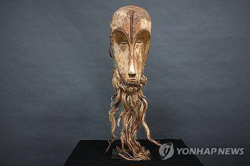 프랑스 노부부가 가치를 모르고 헐값에 판 아프리카 팡족의 은길 가면. [AFP 연합뉴스 자료사진 재판매 및 DB 금지]