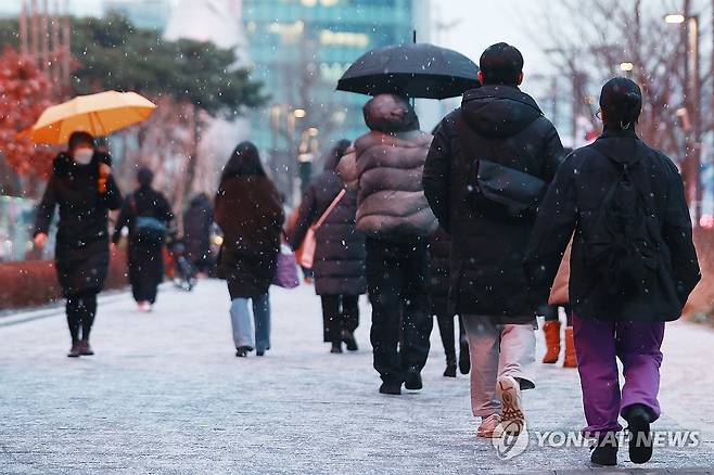 눈 내리는 퇴근길 (서울=연합뉴스) 진연수 기자 = 서울을 비롯한 중부지방에 눈이 내리는 19일 오후 서울 강남구 삼성역 일대에서 시민들이 발걸음을 재촉하고 있다. 2023.12.19 jin90@yna.co.kr