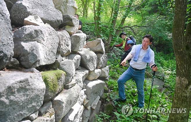 치악산 해미산성 답사한 원강수 원주시장 [원주시 제공.재판매 및 DB 금지]