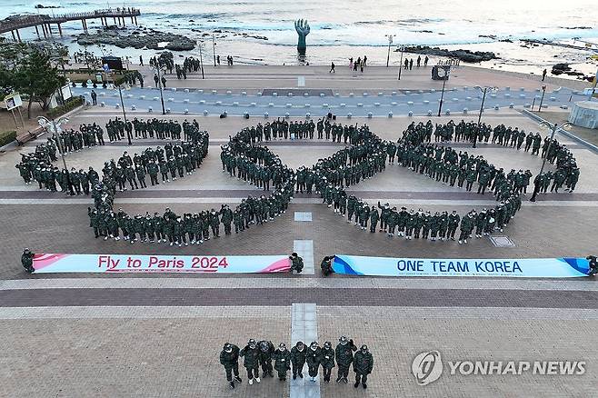 올림픽 선전 다짐 (포항=연합뉴스) 손대성 기자 = 19일 경북 포항시 남구 호미곶면 호미곶해맞이광장에서 대한체육회 소속 국가대표 선수들이 오륜기 형태를 만들며 2024년 파리 올림픽 선전을 다짐하고 있다. 2023.12.19 sds123@yna.co.kr