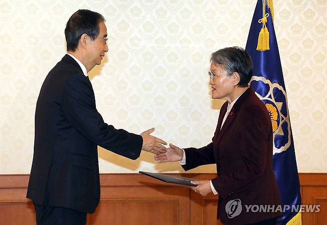 국가스포츠정책위, 이에리사 민간위원장 위촉 (서울=연합뉴스) 배재만 기자 = 한덕수 국무총리가 20일 오전 정부서울청사에서 열린 국가스포츠정책위원회 위촉식에서 이에리사 씨에게 민간위원장 위촉장을 수여하고 있다. 2023.12.20 scoop@yna.co.kr