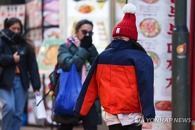 '한국 너무 추워요' (서울=연합뉴스) 서대연 기자 = 강추위가 이어진 20일 오후 서울 중구 명동거리에서 한 외국인 관광객 어린이가 외투 안으로 팔을 모으고 있다. 2023.12.20 dwise@yna.co.kr