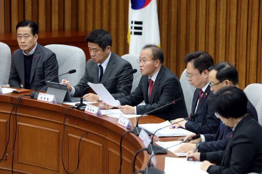 윤재옥 국민의힘 당 대표 권한대행 겸 원내대표가 21일 오후 서울 여의도 국회에서 열린 ‘간병비 걱정없는 나라’ 당·정 협의회에서 발언을 하고 있다.(사진=뉴시스)