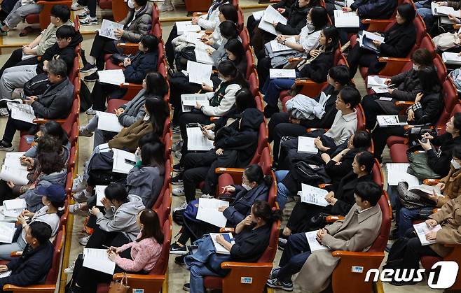 11일 오후 서울 동작구 숭실대학교에서 열린 서울특별시교육청 주최 '2024 대입 정시모집 대비 대입 설명회'에서 학생과 학부모들이 설명회를 듣고 있다. (사진은 기사 내용과 무관함) 12023.12.11/뉴스1 ⓒ News1 김도우 기자