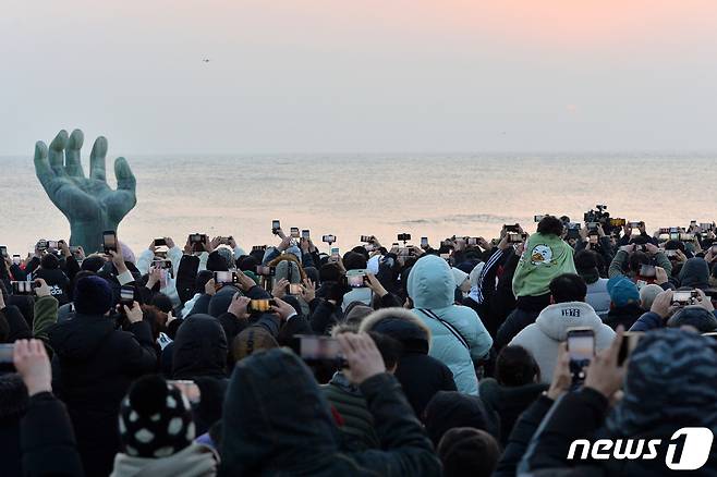 계묘년(癸卯年) 검은토끼해인 2023년 새해 첫 날인 1일 오전 경북 포항시 남구 호미곶 해맞이 광장에 모인 관광객들이 일출을 기다리고 있다.2023.1.1/뉴스1 ⓒ News1 최창호 기자