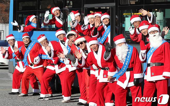 21일 오후 대구 북구 관음동 우주교통 차고지에서 열린 산타 발대식에 참여한 시내버스 기사들이 산타 복장으로 "메리 크리스마스＂를 외치고 있다. 2023.12.21/뉴스1 ⓒ News1 공정식 기자