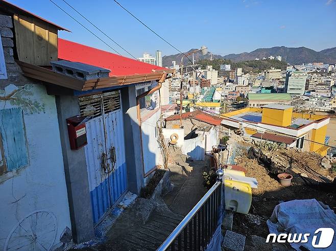 21일 찾은 창원시 마산합포구 성호동 꼬부랑마을.  체감온도 영하14.8도를 기록한 추운날씨에 골목에 인적이 드물다.  2023.12.21 ⓒ 뉴스1 박민석 기자