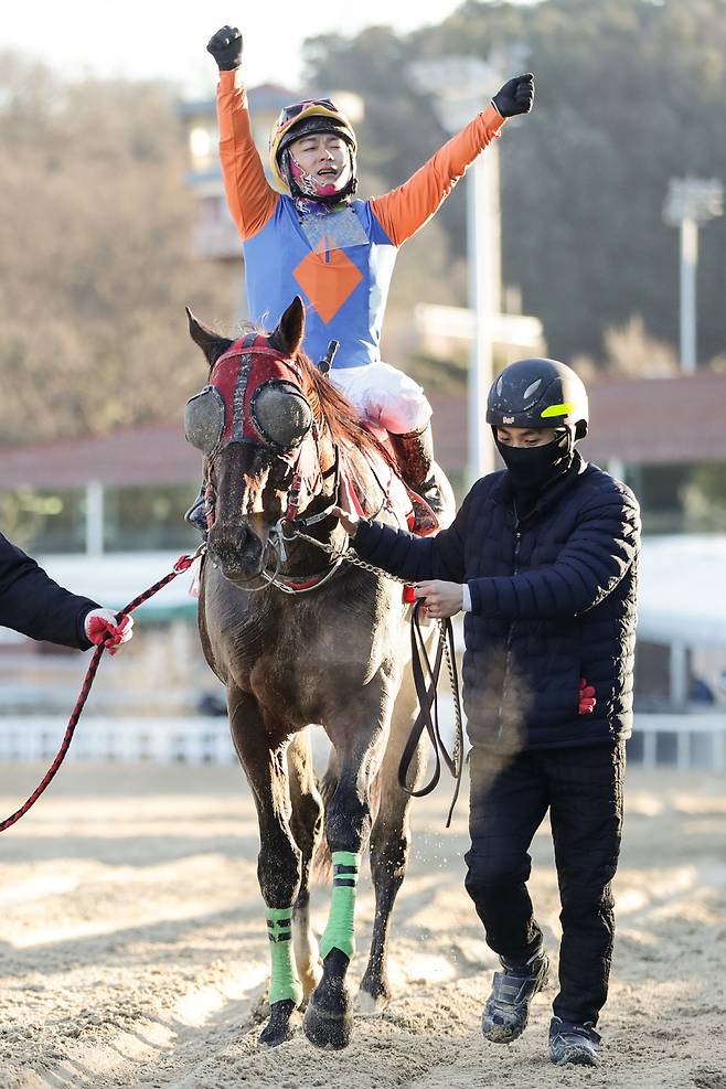 17일에 렛츠런파크 서울에서 열린 2023년 그랑프리에서 우승하며 2연패 성공한 위너스맨과 서승운 기수. 사진제공=한국마사회