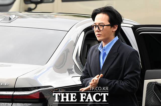 가수 지드래곤이 소속사 갤럭시코퍼레이션에 새 둥지를 틀었다. 사진은 마약 투약 의혹으로 지난 11월 6일 인천 남동구 인천논현경찰서 마약범죄수사계에 출석한 지드래곤의 모습. /인천=임영무 기자