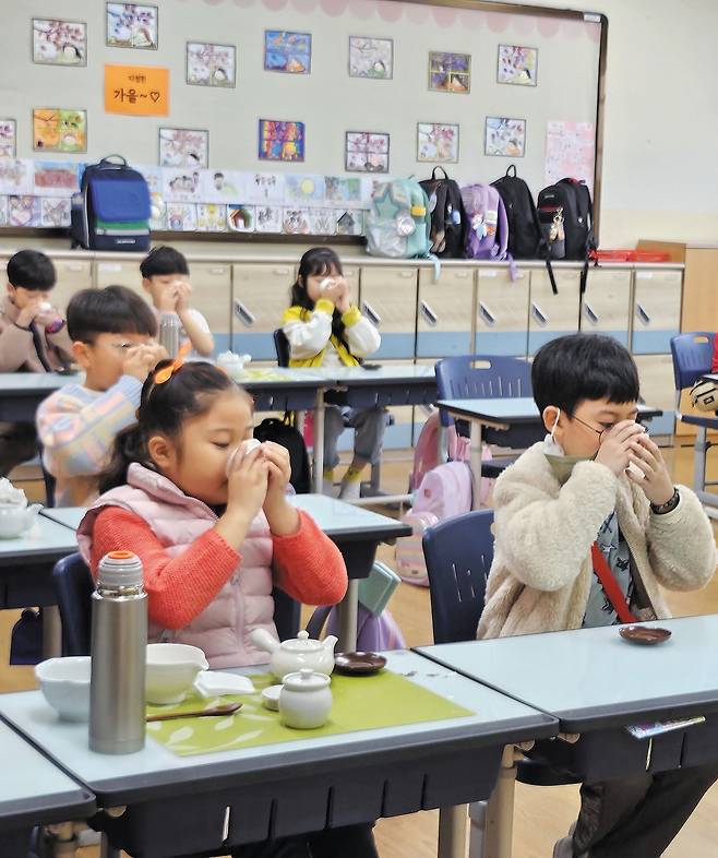 경기도시흥교육지원청이 진행한 경기공유학교에서 학생들이 다도(茶道) 프로그램을 체험하고 있다.