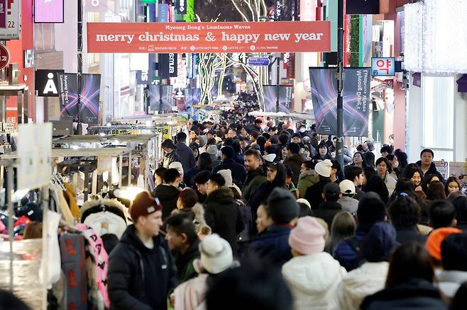 지난 13일 서울 명동거리가 연말을 맞아 시민들과 외국인 관광객들로 북적이고 있다. 기사와 직접적인 관련 없음. /뉴시스