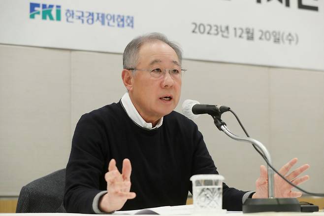 류진 한국경제인협회(한경협) 회장이 지난 20일 서울 여의도 FKI타워에서 열린 '한국경제인협회 출범 100일 성과와 미래' 기자간담회에서 발언하고 있다. /연합뉴스