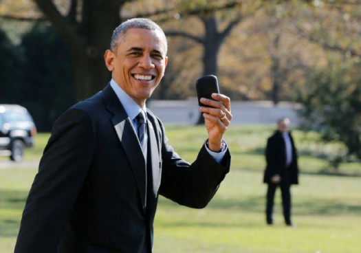 블랙베리 폰을 들고 있는 오바마 전 미국 대통령 / 출처: 로이터