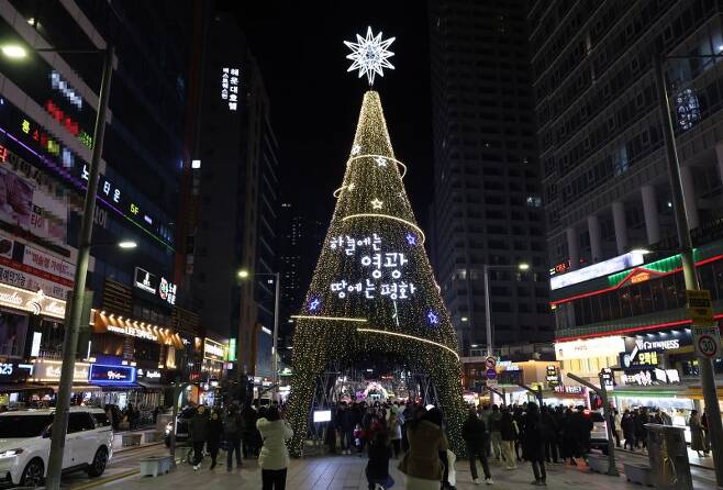 제10회 해운대 빛 축제가 열린 해운대해수욕장 일대에 거대한 크리스마스 트리가 빛을 밝히고 있다. 연합뉴스