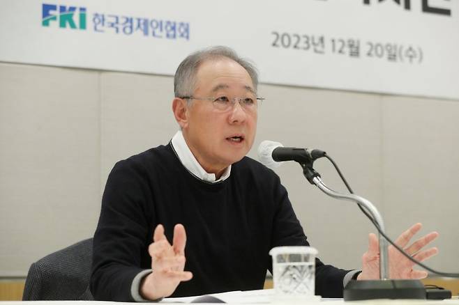 류진 한국경제인협회 회장이 지난 20일 서울 여의도 FKI타워에서 열린 출입기자단 간담회에서 인사말을 하고 있다. 한경협 제공