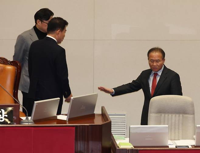 김진표 국회의장과 윤재옥 국민의힘 대표 권한대행, 홍익표 더불어민주당 원내대표가 21일 서울 여의도 국회에서 열린 제411회국회(임시회)제2차본회의에서 '이태원 참사 특별법' 상정 관련 대화를 하고 있다. 2023.12.21/뉴스1 ⓒ News1 ,송원영 기자 /사진=뉴스1