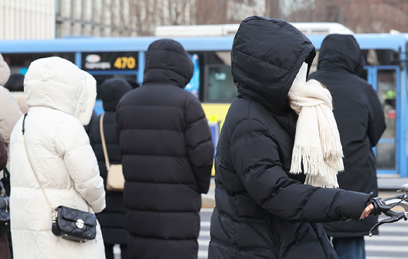 서울 종로구 광화문네거리에서 시민들이 두터운 옷차림으로 출근하고 있다. [사진=뉴시스]