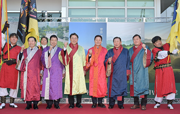 경상남도가 21일 오후 함안체육관에서 가야고분군 세계유산 등재 축하 기념식을 개최하고 있다. (사진 완쪽부터 성낙인 창녕군수, 이상근 고성군수, 홍태용 김해시장, 박완수 경상남도지사, 조근제 함안군수, 김윤철 합천군수). [사진=경상남도]