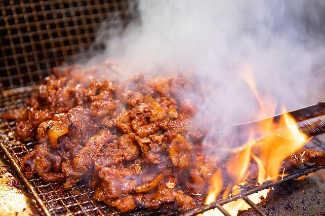 병영불고기는 강진에 가면 꼭 먹어봐야 할 대표음식이다. 연탄불에 고추장 양념한 돼지고기를 구워 불향이 강하다. 최승표 기자