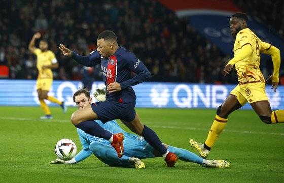 20일(현지시간) PSG-FC메스 경기 전반 13분 이강인의 날카로운 패스를 받은 음바페가 수비 뒷공간을 허물며 골키퍼와 1대1 찬스에서 골키퍼 발에 걸려 넘어지고있다.로이터=연합뉴스