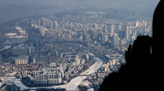 서울 송파구 롯데월드타워 전망대에서 본 아파트 단지. 뉴스1