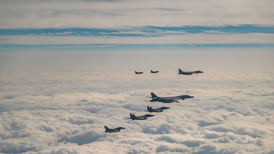 한·미·일 공군이 20일 미국의 B-1B 전략폭격기가 전개한 가운데, 제주 동방의 한일 간 방공식별구역(ADIZ) 중첩구역에서 연합 공중훈련을 실시하는 모습. 합참 제공