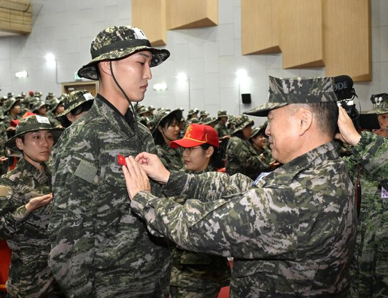 해병대 캠프에 입소해 빨간 명찰 다는 육상 높이뛰기 우상혁 선수. 사진 대한체육회