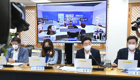 지난 2021년 12월 민주당이 '더민 메타버스'를 시연하고 있다. 임현동 기자