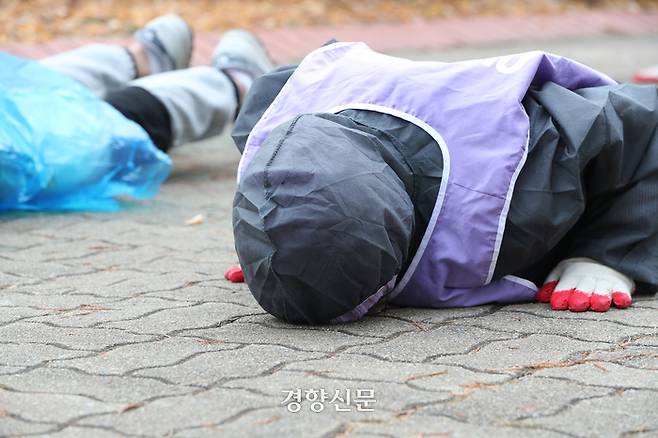 10·29 이태원 참사 유가족과 시민대책회의 소속 활동가들이 18일 서울 여의도 국회 앞에서 이태원 참사 특별법 국회 본회의 통과 촉구 오체투지를 하고 있다. 2023.12.18 한수빈 기자