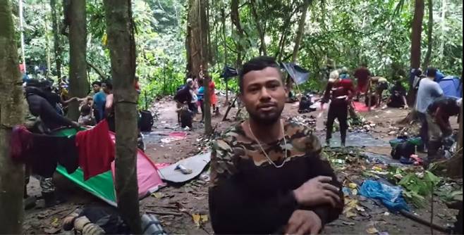 마누엘 몬테로사가 자신의 유튜브 채널에서 방송을 하고 있다. 유튜브 캡처