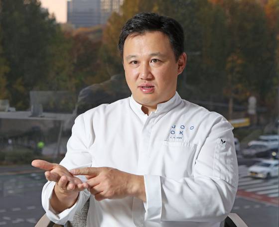 Joo Ok's executive chef Shin Chang-ho talks to the Korea JoongAng Daily at Joo Ok in Jung District, central Seoul, on Nov. 14. [PARK SANG-MOON]