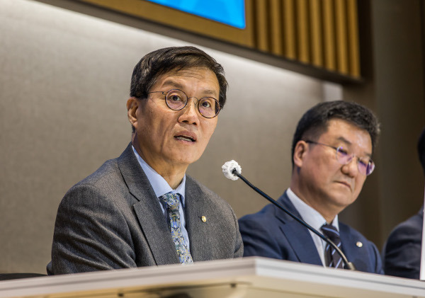 이창용 한국은행 총재가 20일 서울 중구 한국은행에서 ‘2023년 하반기 물가안정목표 운영상황 점검’ 기자설명회를 하고 질문에 답하고 있다. 사진공동취재단