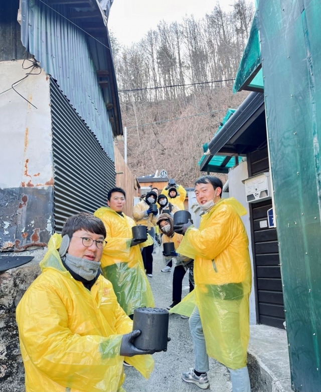 아성다이소 임직원들이 강원도 도계지역을 직접 방문해 연탄을 나르고 있다. 아성다이소 제공