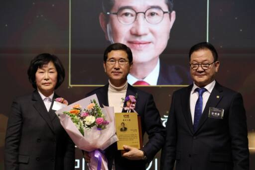 국민의힘 김학용 국회의원(안성)이 소상공인연합회가 선정하는 2023 초정대상을 수상한 후 관계자들과 기념사진을 촬영하고 있다. 김학용의원실 제공