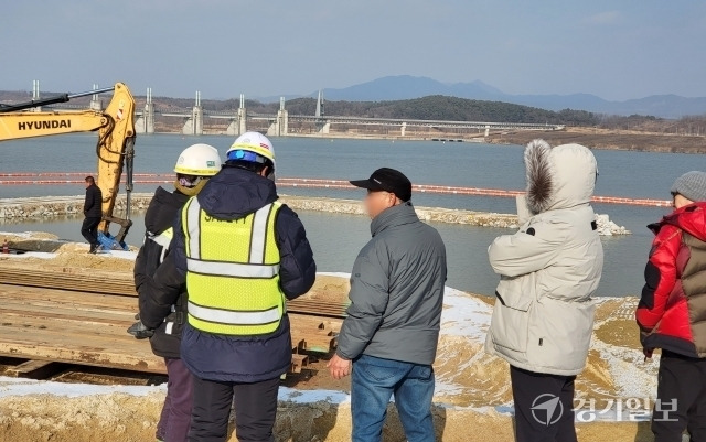 여주 남한강 어민들이 SK하이닉스 용인반도체산업단지 용수공급을 위해 여주 남한강에서 진행 중인 취수장 공사현장을 찾아 SK건설 관계자들에게 대책을 요구하고 있다. 유진동기자