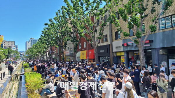 지난해 5월 31일 오전 부산광역시 부산진구 전포동 소재 팝업 스토어 ‘지에스 원’ 앞에 소비자 1000여명이 몰려든 모습. [이상현 기자]