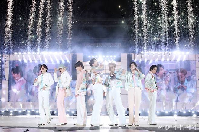 그룹 방탄소년단(BTS)이 지난해 3월10일 오후 서울 잠실종합운동장 주경기장에서 열린 콘서트 'BTS 퍼미션 투 댄스 온 스테이지-서울'에서 멋진 공연을 펼치고 있다. /사진=머니투데이DB